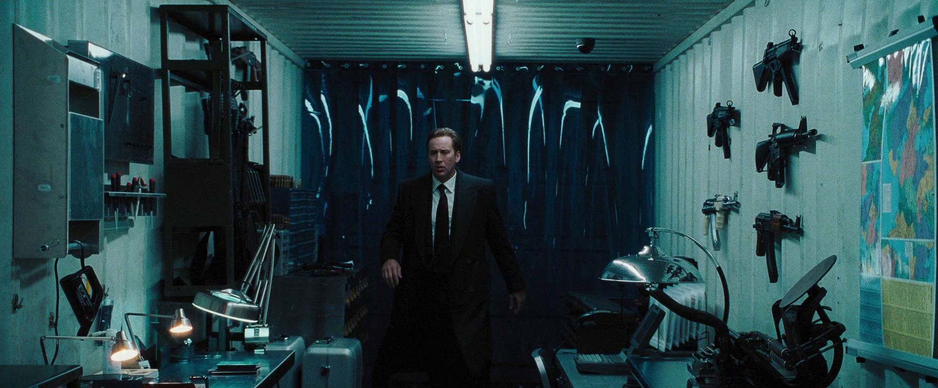Il mostro invisibile di Hollywood: come Lord of War aveva previsto l'attuale industria del traffico d'armi Il mostro invisibile di Hollywood: come Lord of War aveva previsto l'attuale industria del traffico d'armi