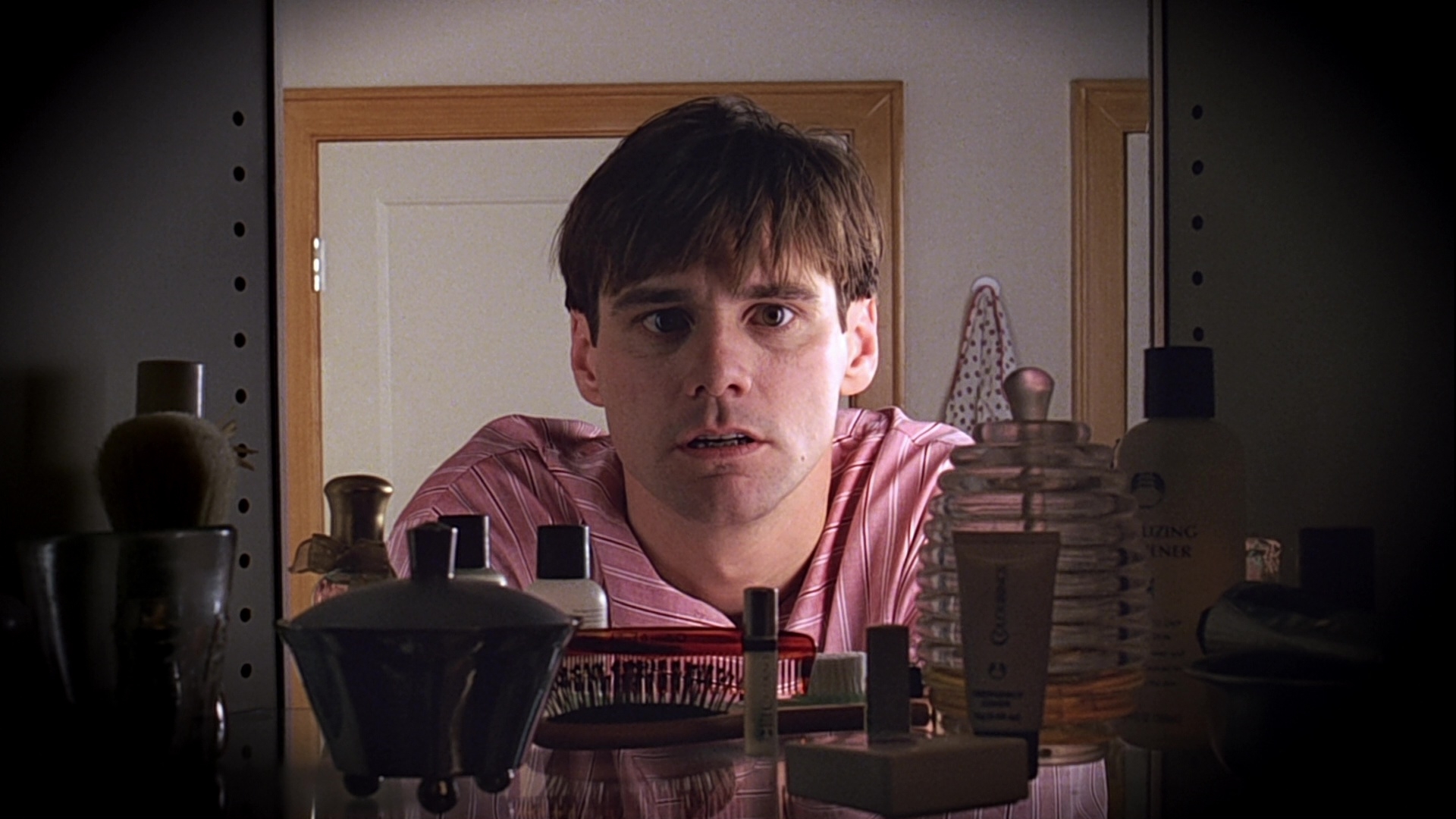 La prigione perfetta: come The Truman Show ha previsto la nostra società della sorveglianza. La prigione perfetta: come The Truman Show ha previsto la nostra società della sorveglianza.