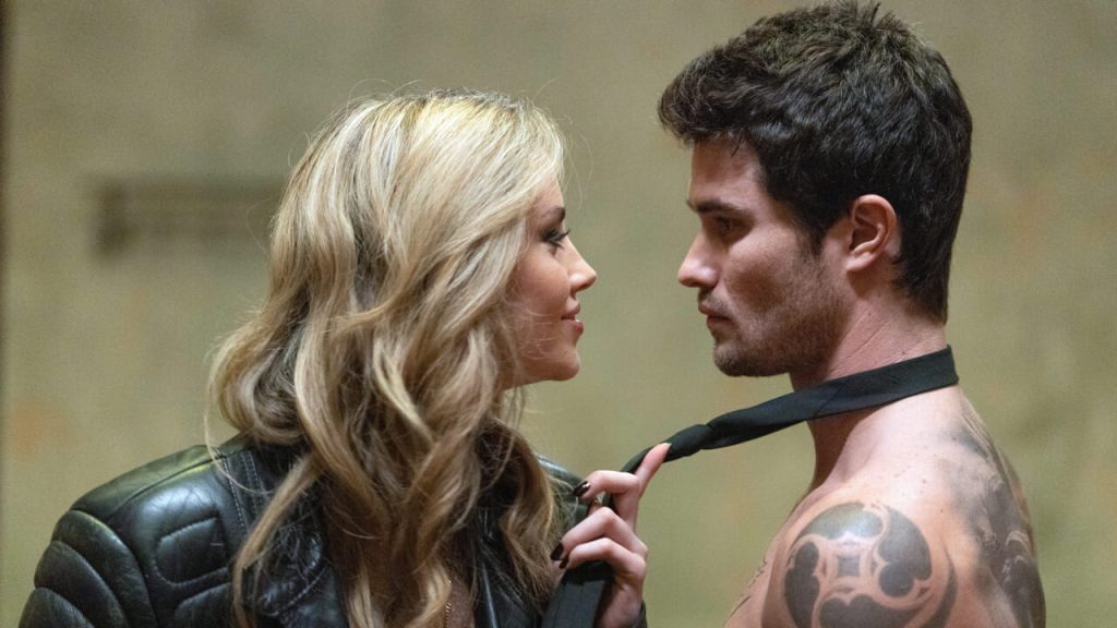 chase stokes e daisy jelley nel film marked men