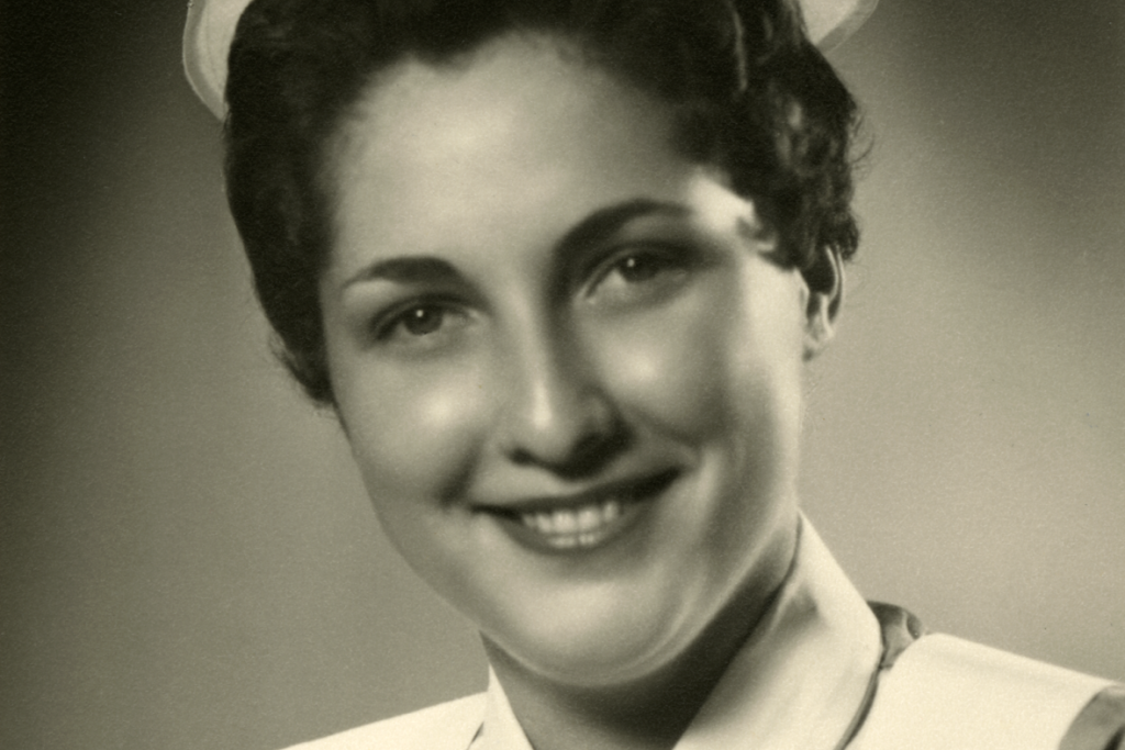 Esther Schrier si formò come infermiera nella tarda adolescenza e lavorò presso l'Ospedale Generale Ebraico di Montreal