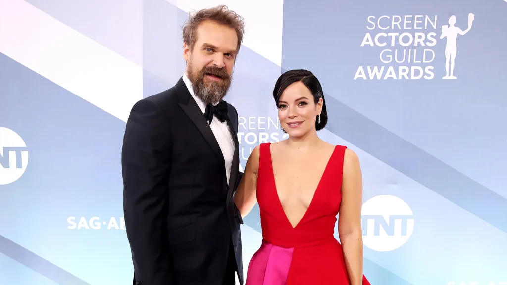 David Harbour e Lily Allen. Immagine concessa da Getty images