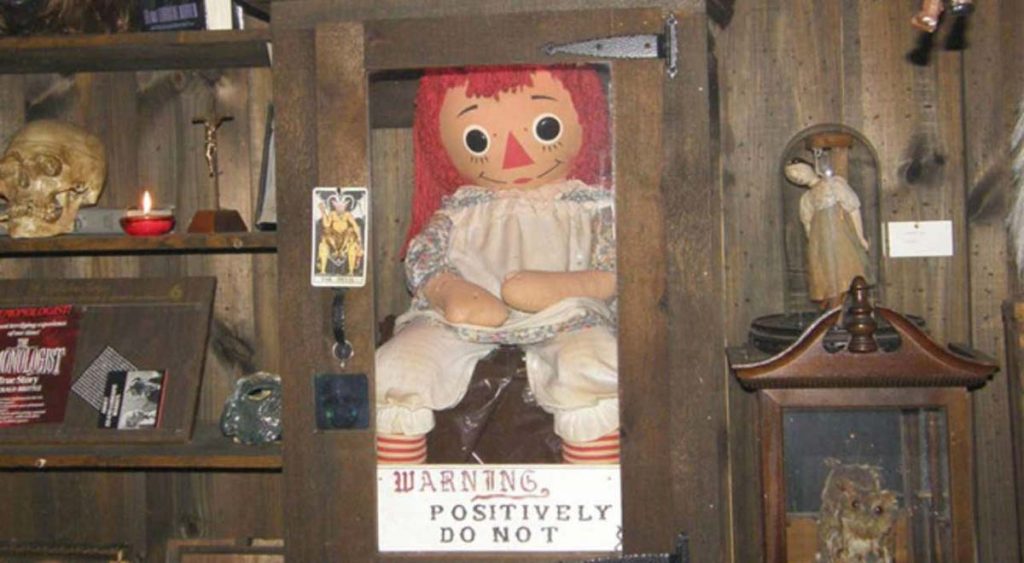 Annabelle nella teca del Warren Occult Museum