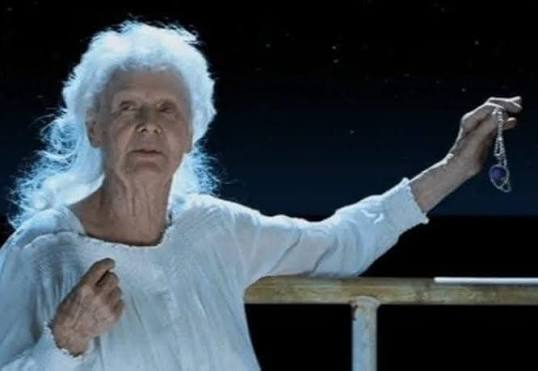 Rose nella scena finale del Titanic