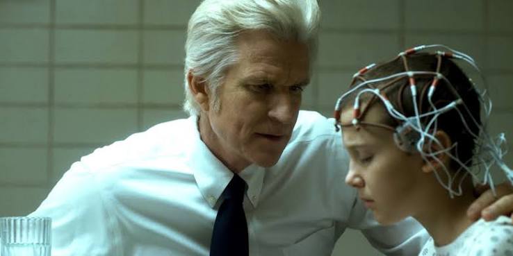 Il Dottor Brenner in una scena di Stranger Things insieme ad Undici.